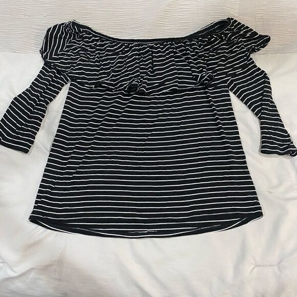 Aeropostale Tops - Black/white Aeropostale shirt